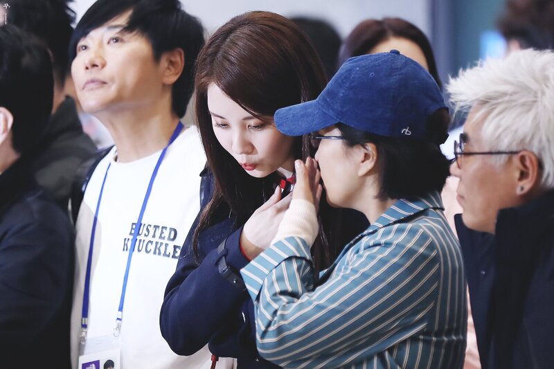180404 Girls' Generation Seohyun at Incheon Airport documents 9