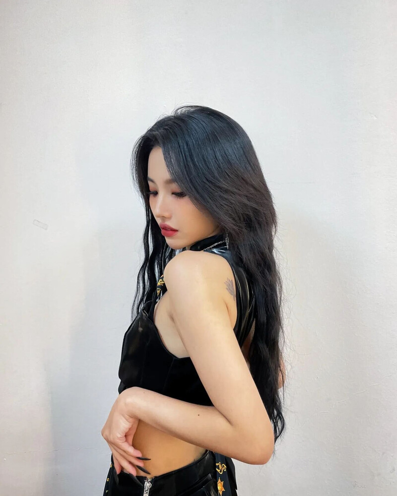 220619 (G)I-DLE Soyeon Instagram Update documents 4