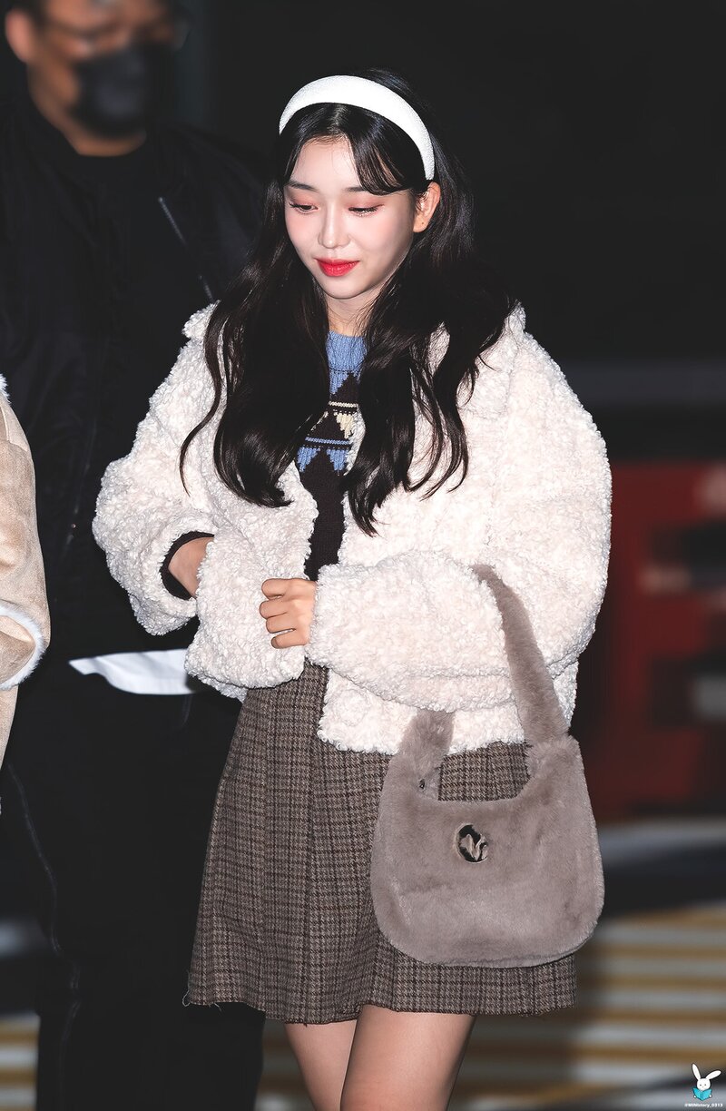 221209 STAYC Sumin at Incheon International Airport departing for ...