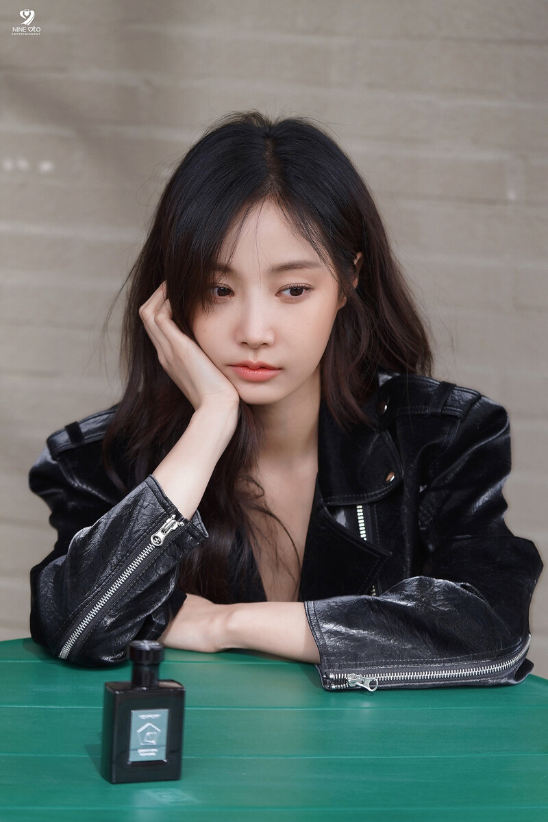 230428 9Ato Entertainment Naver Post - Yeonwoo - Esquire Photoshoot Behind documents 9