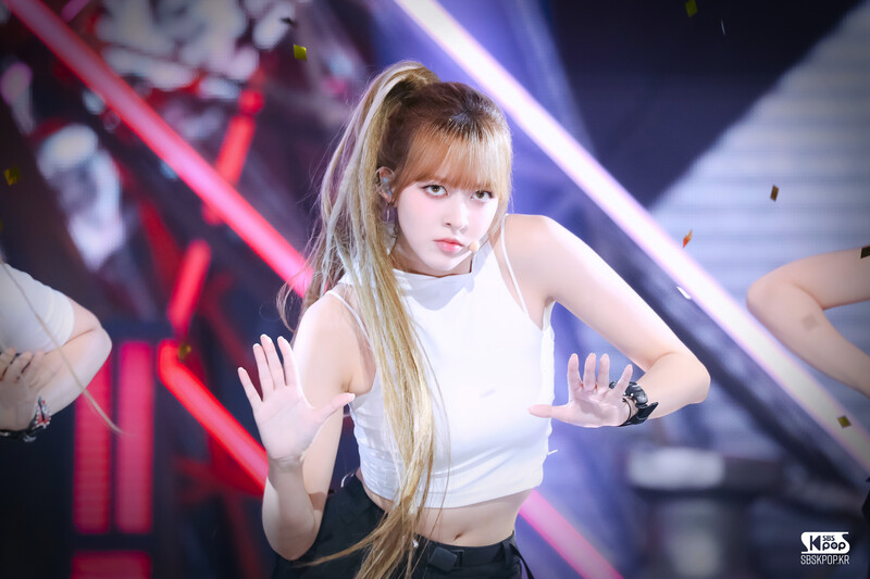 240825 NMIXX Lily - 'See that?' at Inkigayo documents 2