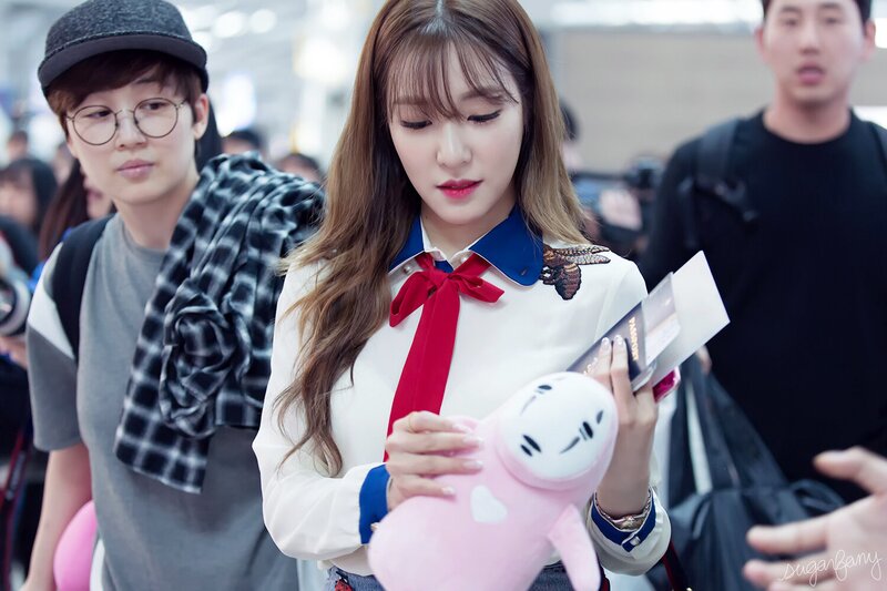 160415 Girls' Generation Tiffany at Incheon Airport documents 2