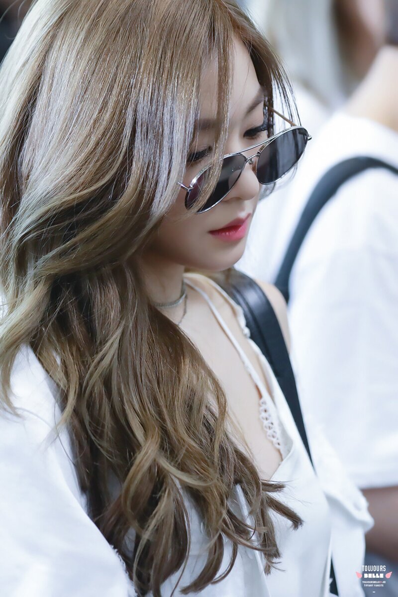 170619 Girls' Generation Tiffany at Gimpo Airport documents 6