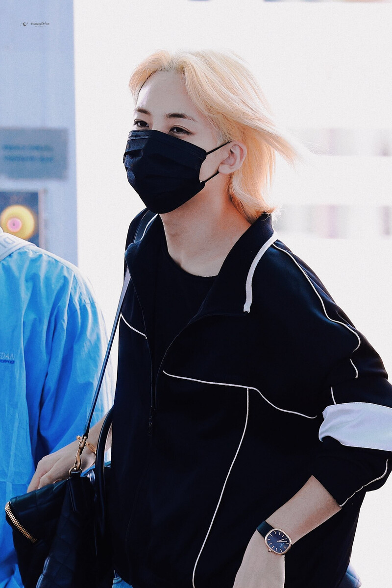 240625 SEVENTEEN Jeonghan at Incheon International Airport documents 6