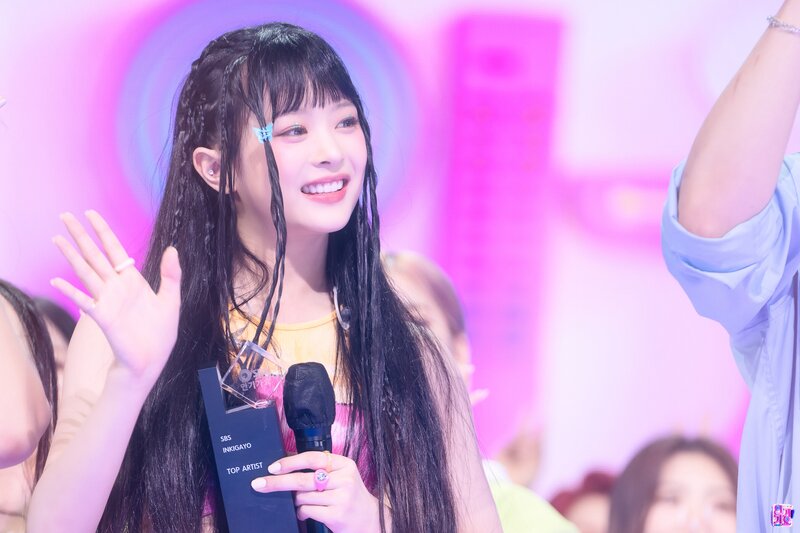 220821 NewJeans Hanni - 'Attention' at Inkigayo documents 12