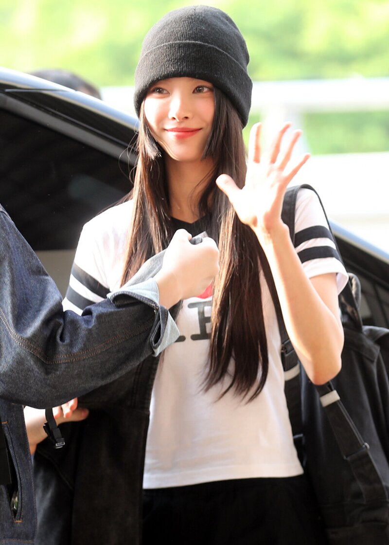 240430 ILLIT Yunah at Gimpo International Airport documents 1