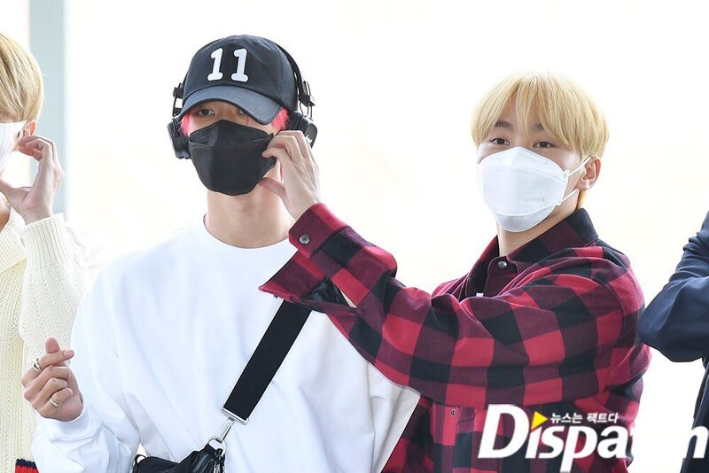 220502 SEVENTEEN at SEVENTEEN at Incheon International Airport heading to Japan documents 1