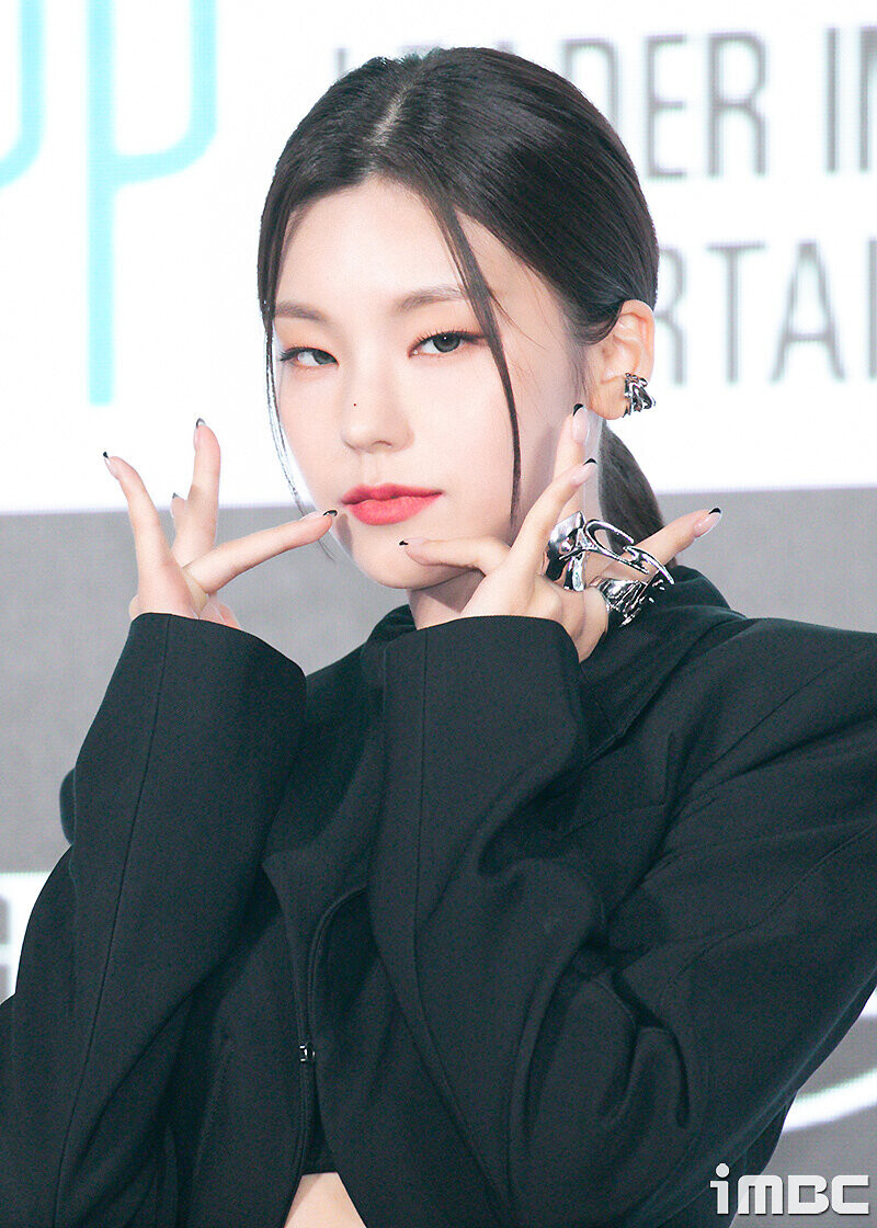 221125 ITZY Yeji 6th Mini Album 'CHESHIRE' Media Showcase documents 25