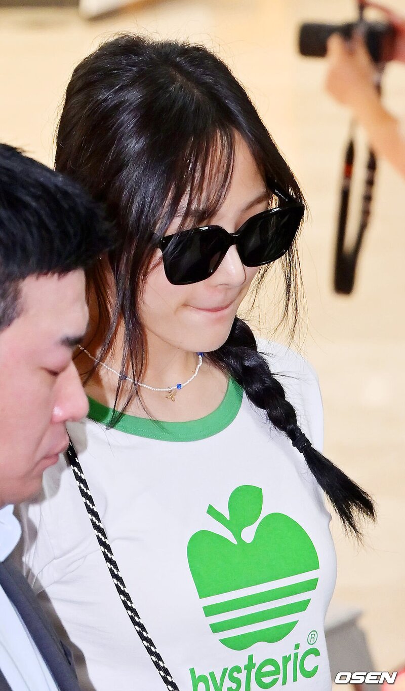240707 New Jeans Minji at Gimpo International Airport documents 4