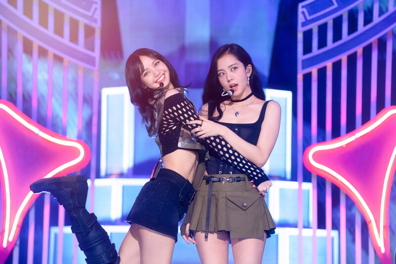 220828 BLACKPINK Jisoo & Lisa - 'Pink Venom' at Inkigayo documents 5