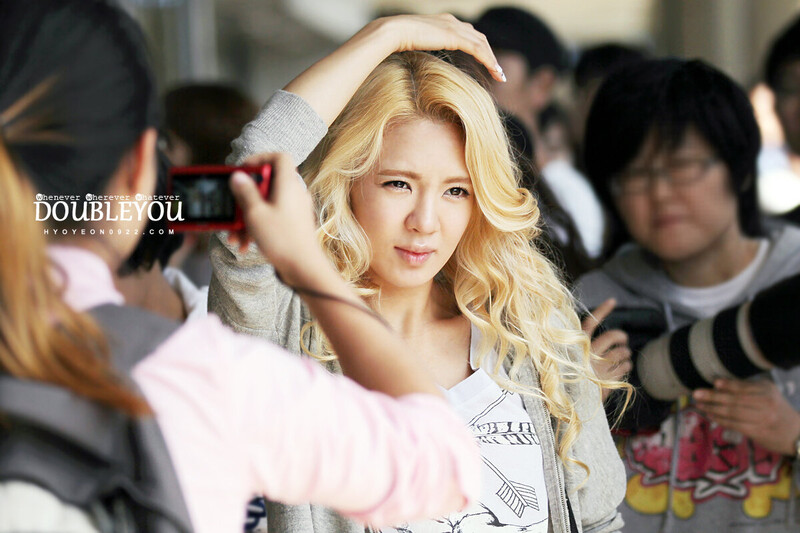 121003 Girls' Generation Hyoyeon at Gimpo Airport documents 4