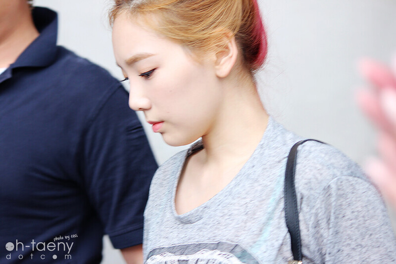 130722 Girls' Generation Taeyeon at Taoyuan Airport documents 2