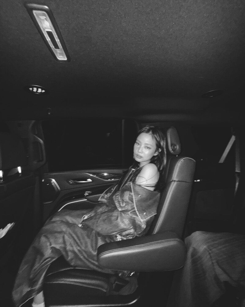 241119 JENNIE Instagram Update documents 8