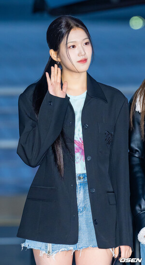 241120 izna Yoon Jiyoon at Incheon Airport