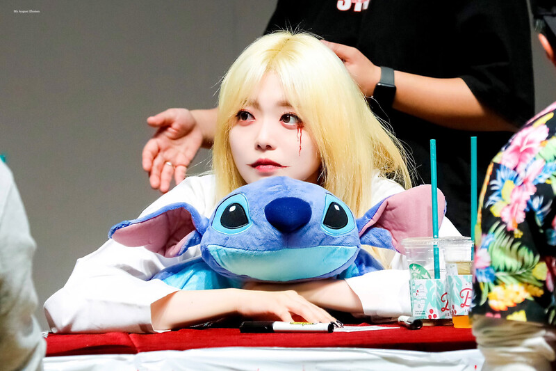 181103 Weki Meki Suyeon at 'KISS, KICKS' Yongsan Fansign documents 1