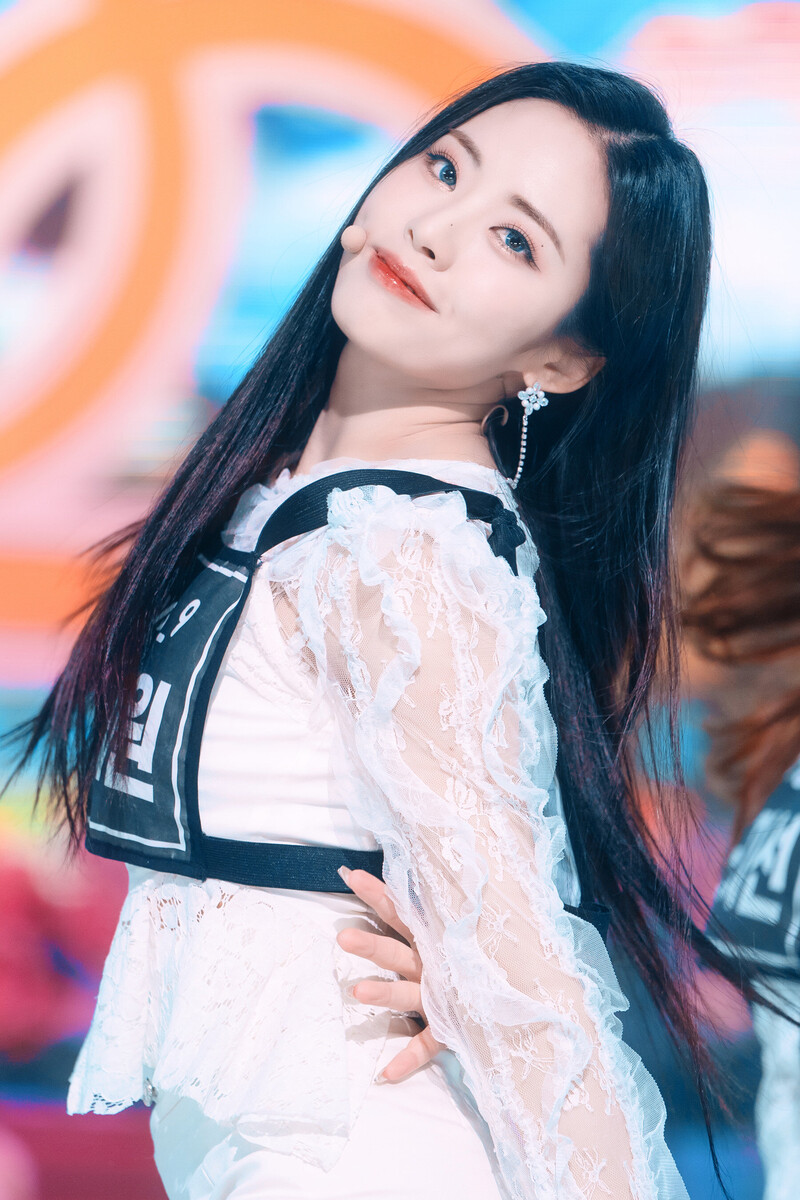 220123 fromis_9 Jiwon - 'DM' at Inkigayo documents 25