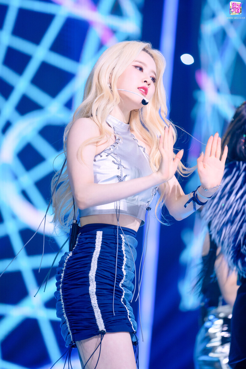 220306 STAYC Sieun - 'RUN2U' at Inkigayo documents 28