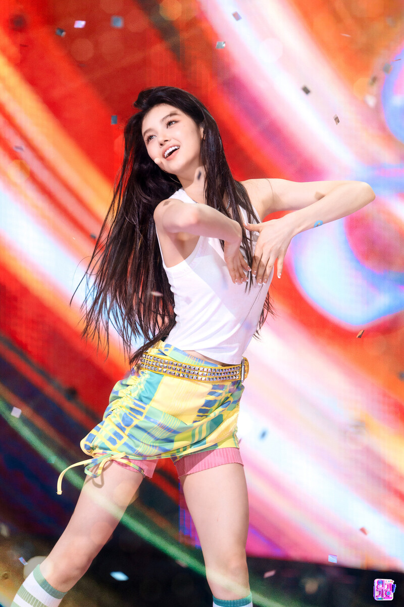 August 14, 2022 NewJeans Danielle - 'Attention' at Inkigayo | Kpopping