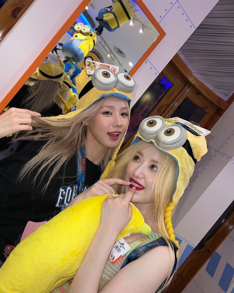 221003 (G)I-DLE Miyeon Instagram Update with Shuhua & Yuqi documents 1