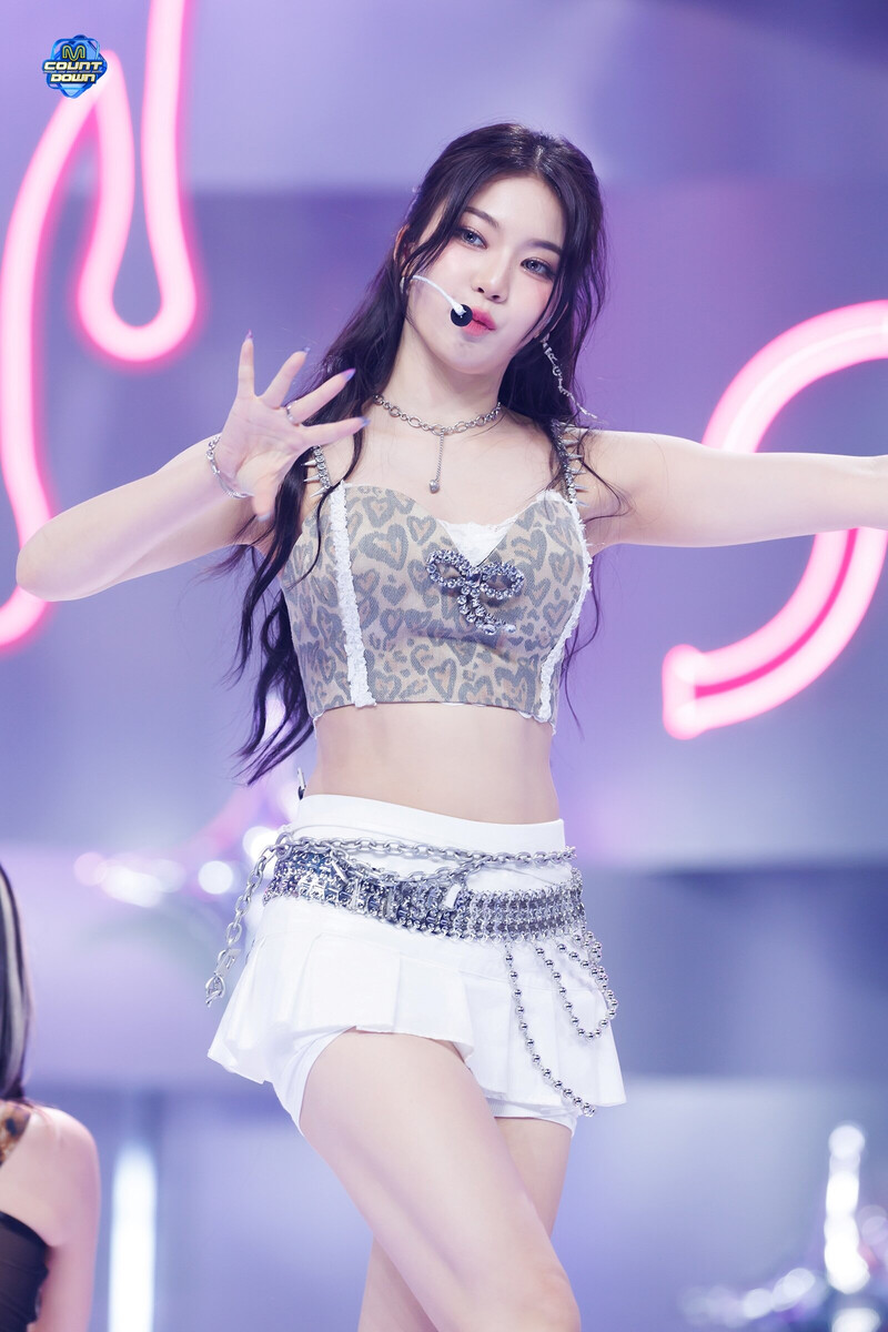 240704 STAYC Isa - 'Cheeky Icy Thang' at M Countdown documents 7