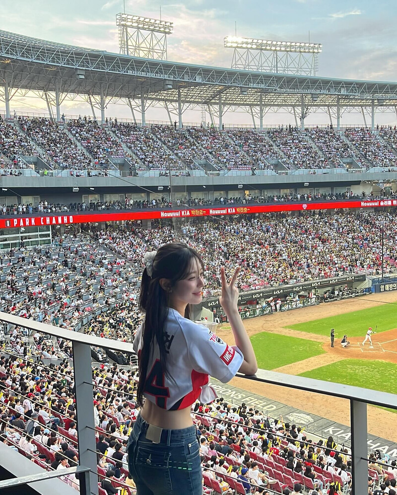 240807 fromis_9 Jiheon Instagram Update documents 7