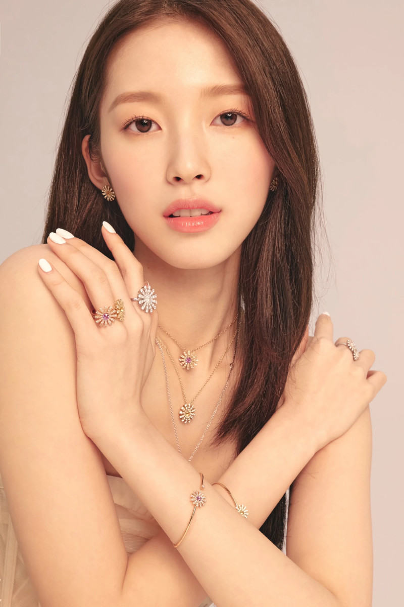 OH MY GIRL's Arin for Damiani 'Margherita' Collection documents 2