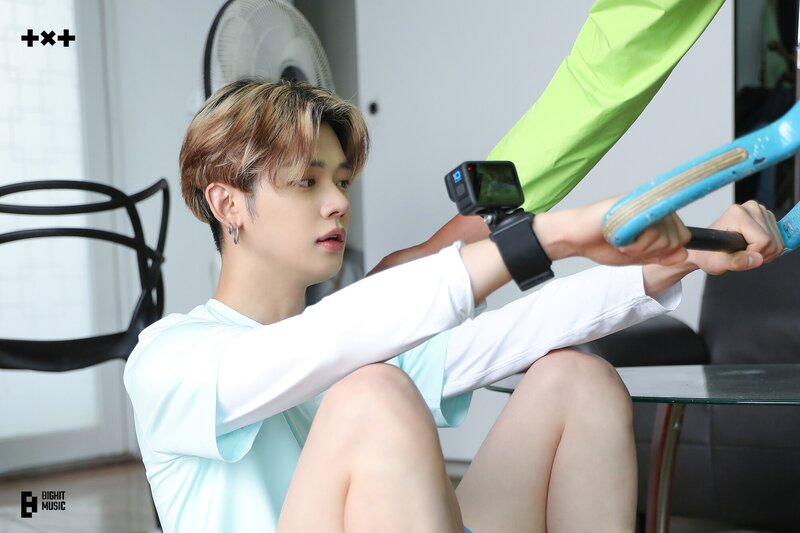 221004 TXT Weverse Update - TALK X TODAY Behind Photo documents 2