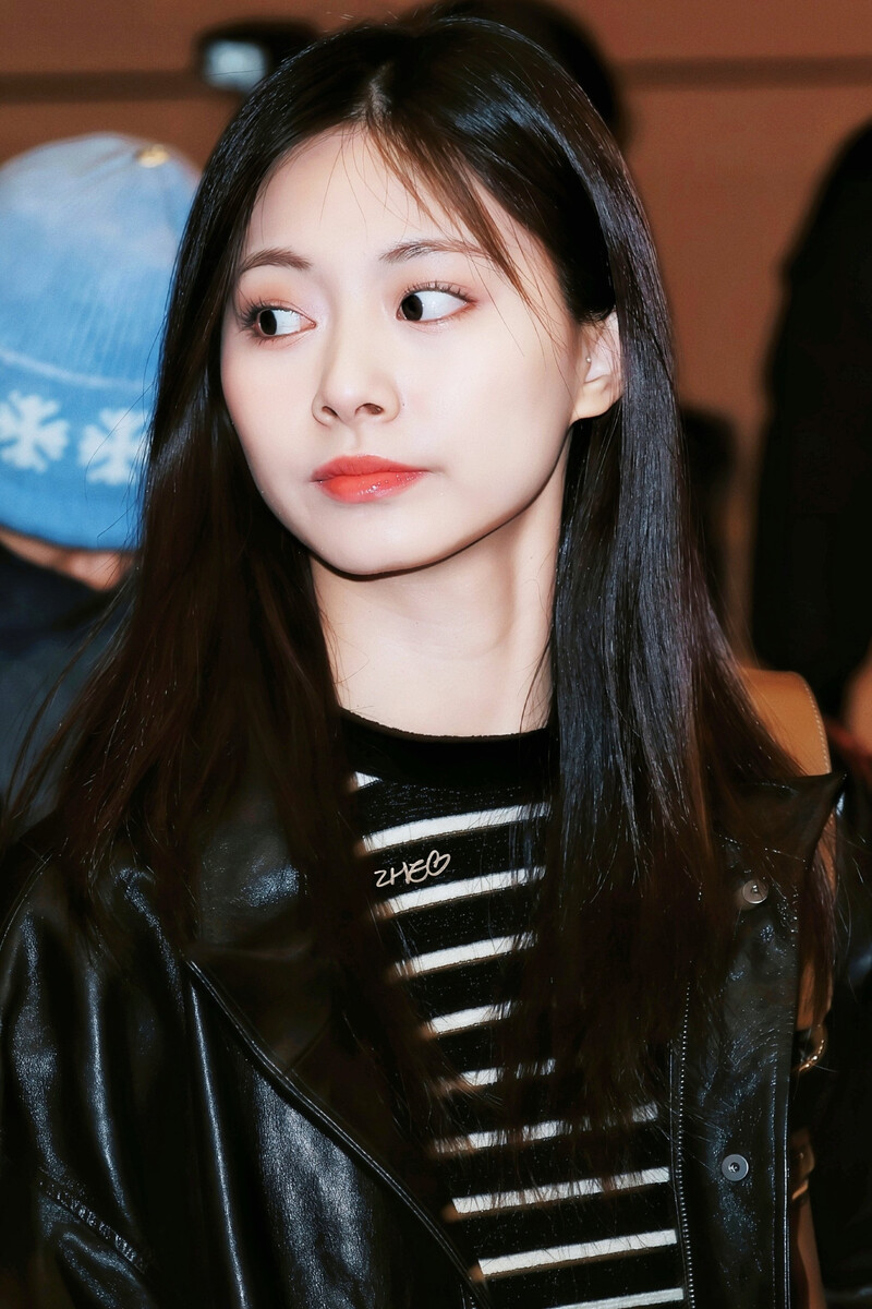 241228 TWICE Tzuyu at Gimpo International Airport documents 10