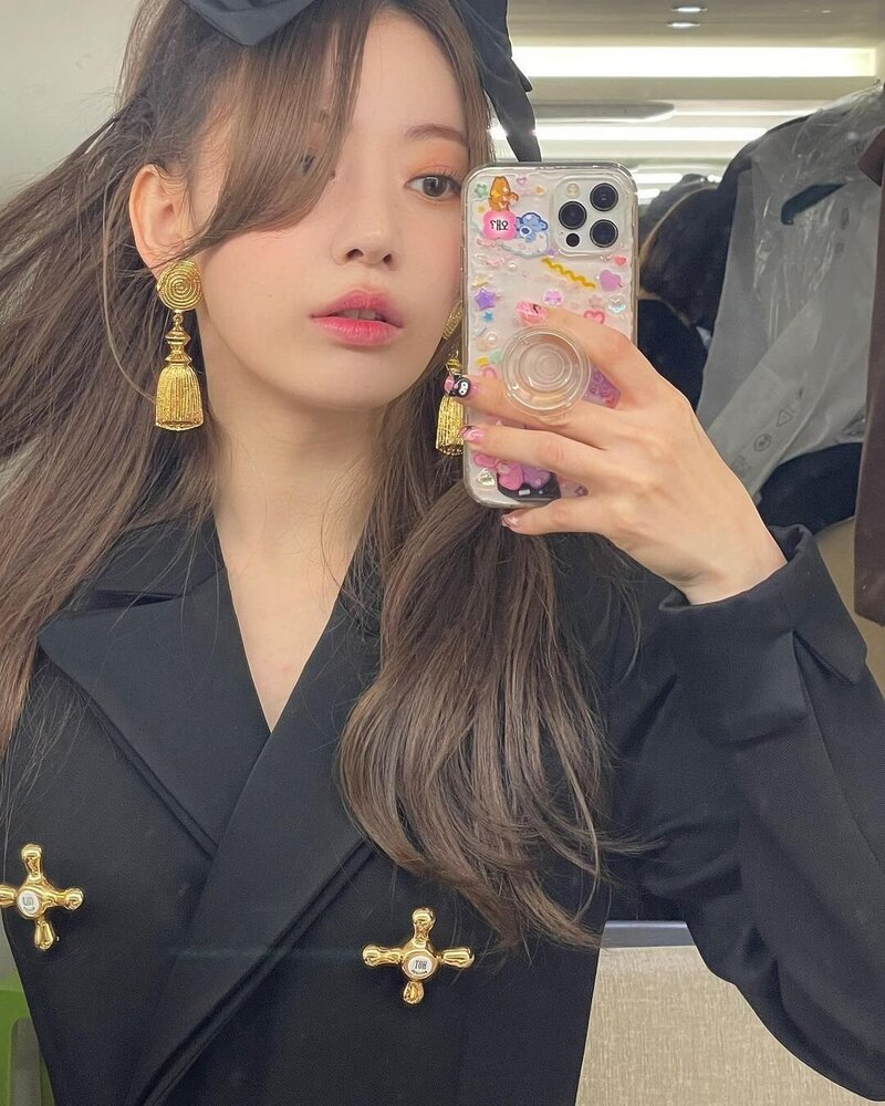 221121 LE SSERAFIM Sakura Instagram Update with Eunchae documents 3
