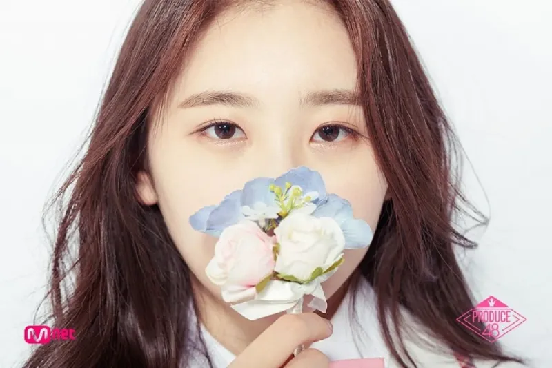 Lee_Chaeyeon_Produce_48_promotional_photo_5.jpg