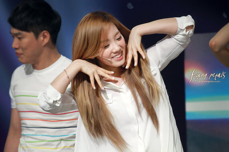 120509 Girls' Generation Taeyeon at Gag Concert documents 3