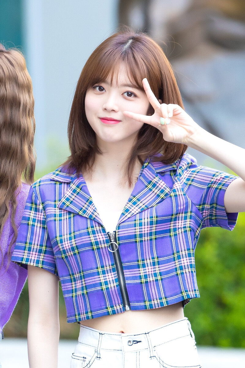 200704 Weki Meki Suyeon at Music Core documents 3