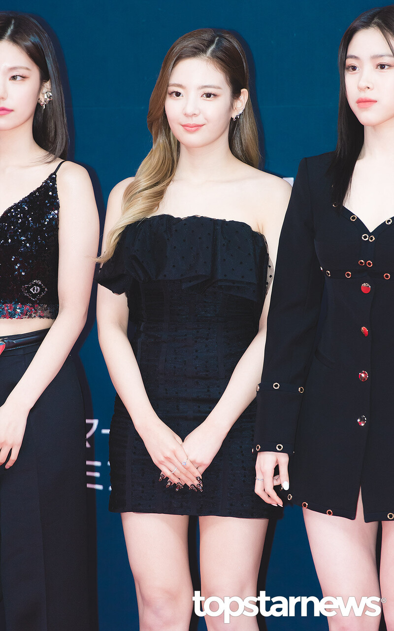 211211 ITZY Lia at MAMA 2021 Red Carpet documents 15