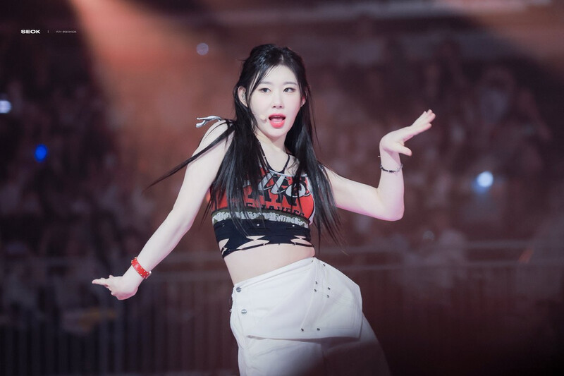 240602 ITZY Chaeryeong at K-Wave Concert Inkigayo documents 6