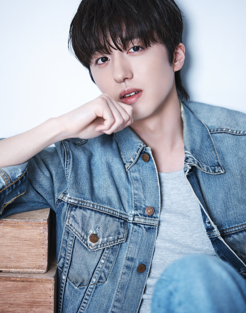 240613 - Naver Article - Actor SF9 Chani and Hwiyoung  behind photos documents 5