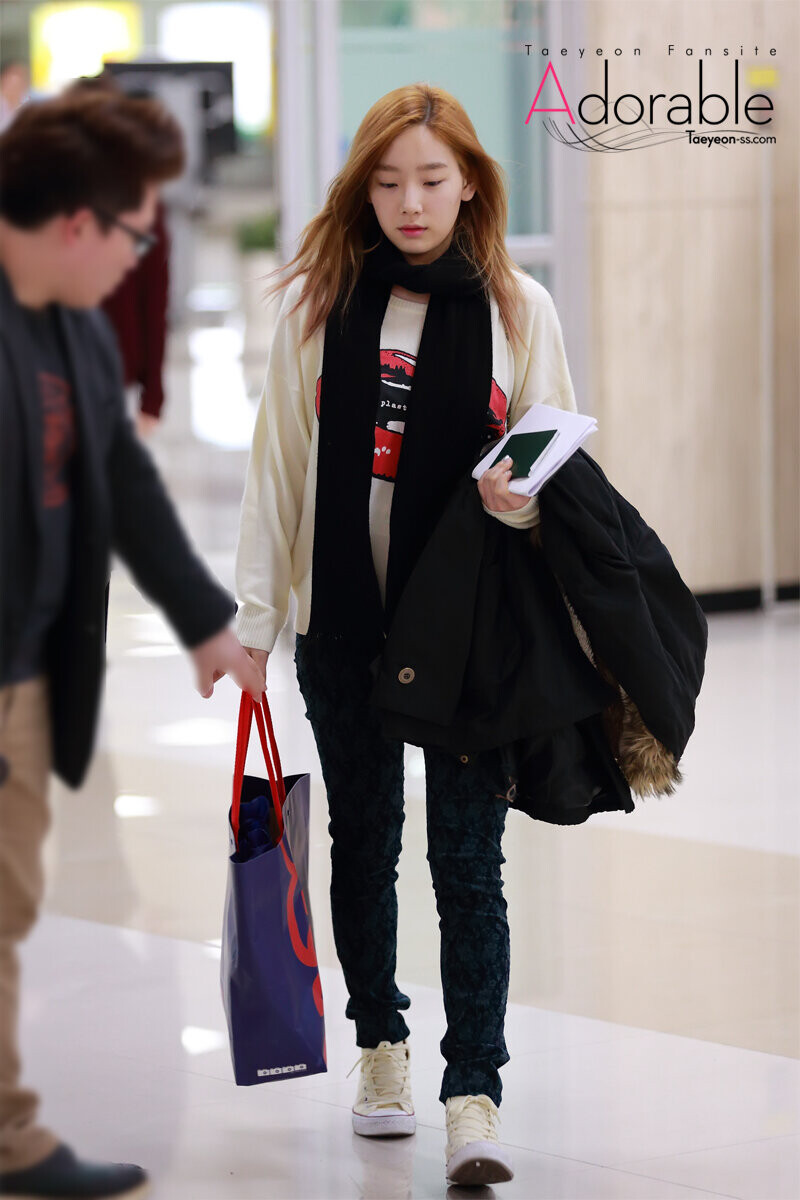 130302 Girls' Generation Taeyeon at Gimpo Airport documents 2