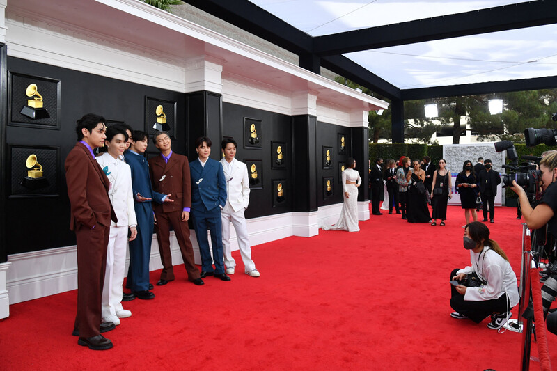 220404 BTS at GRAMMYs 2022 Red Carpet documents 8