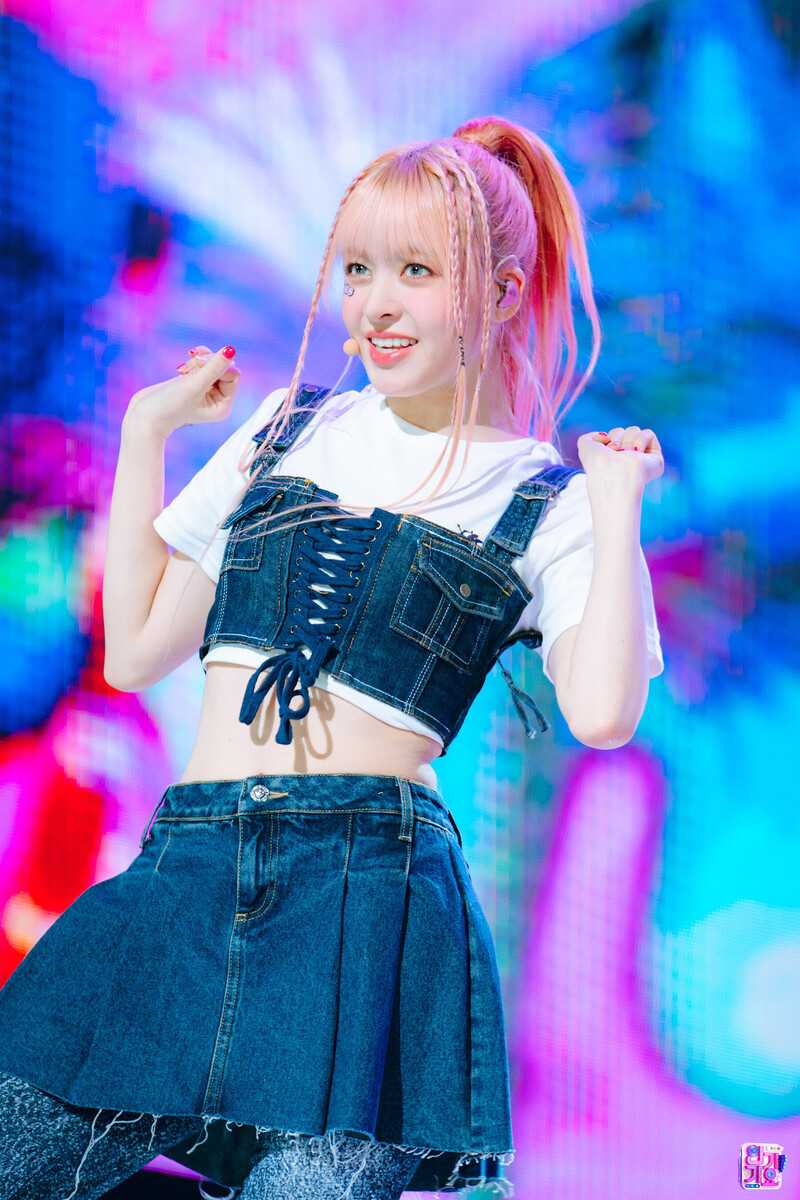 230326 NMIXX Lily - 'Young, Dumb, Stupid' at Inkigayo documents 3