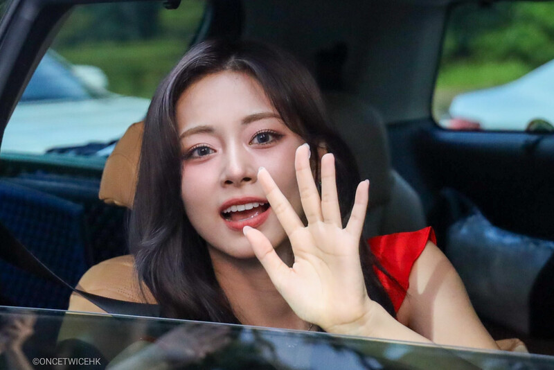 240914 TWICE Tzuyu - 'Run Away' Fansign & Commute documents 9