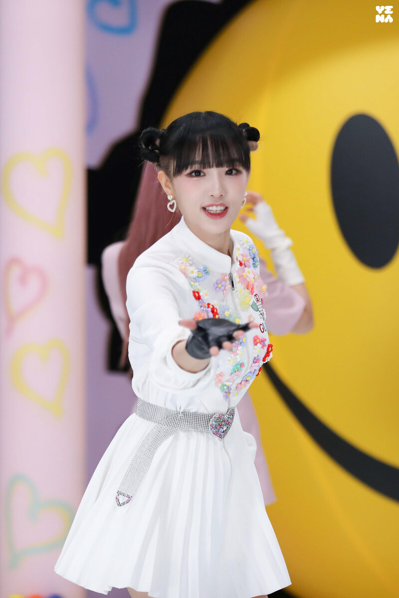 220209 Yuehua Naver Post - Yena 'SMILEY' Performance Video Behind documents 10