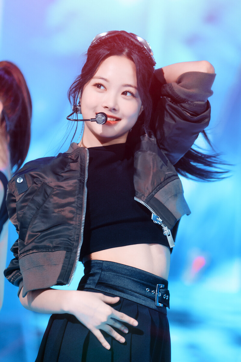 220508 LE SSERAFIM Eunchae - 'Blue Flame' at Inkigayo documents 17