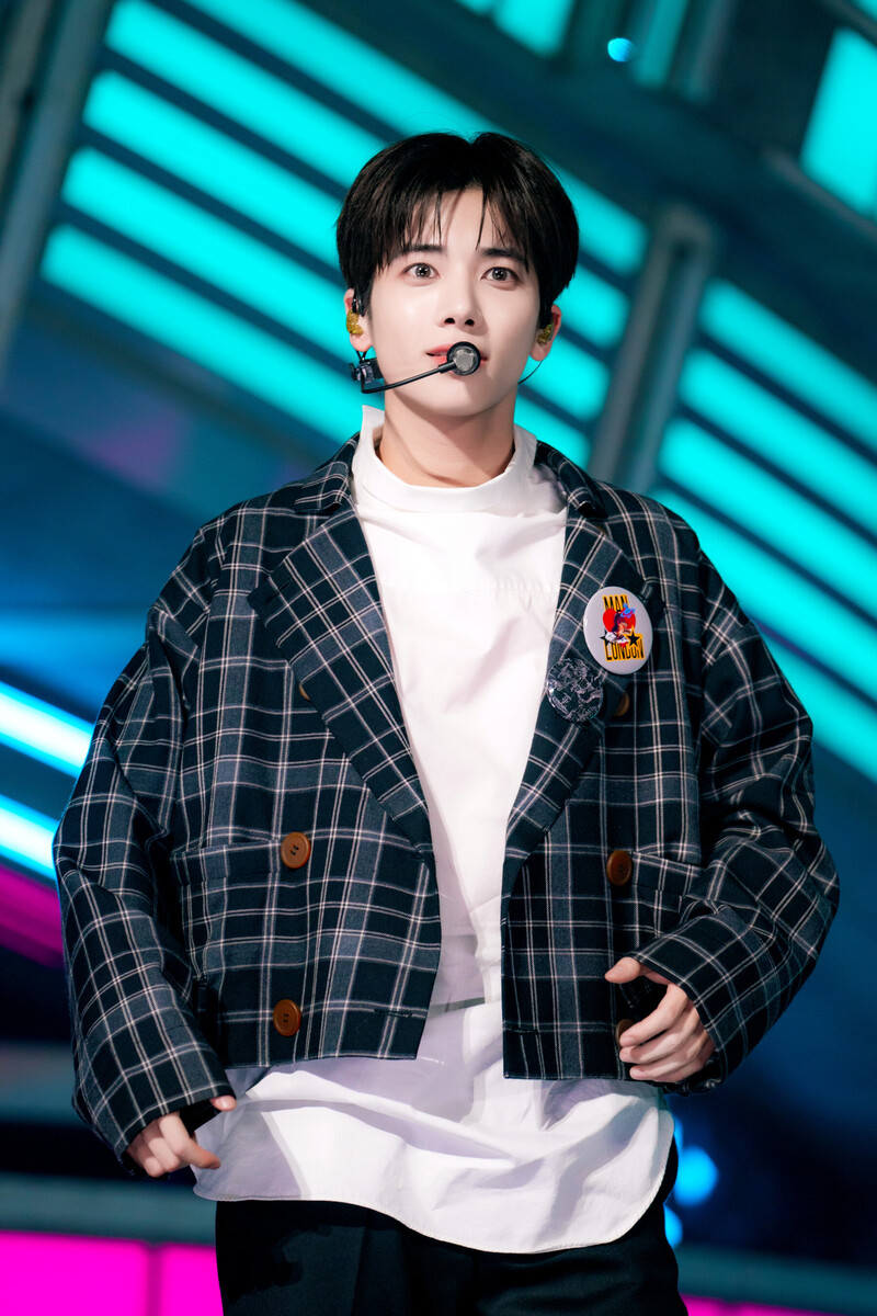 231015 TXT Taehyun - 'Back for More' and 'Chasing That Feeling' at Inkigayo documents 7