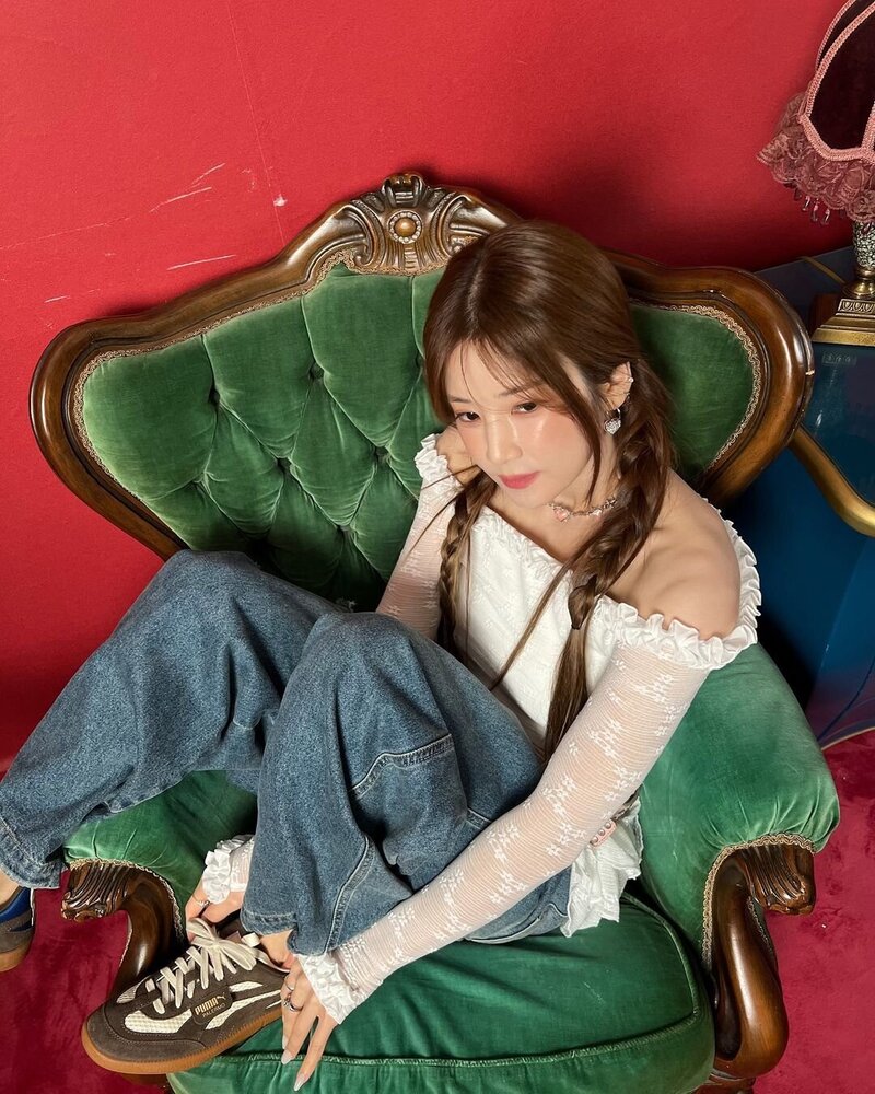 240627 CHORONG Instagram update - behind scenes of upcoming song FALLIN' documents 1