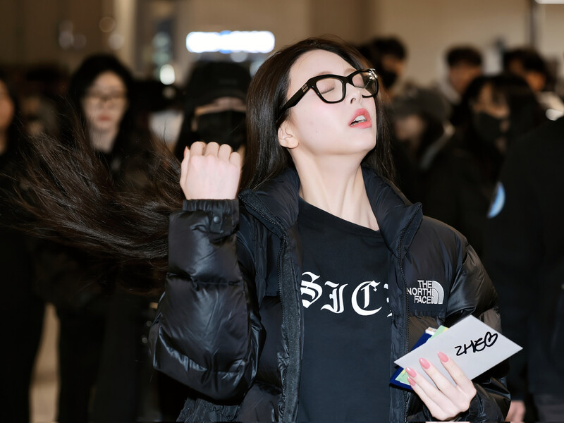 241231 Itzy Yuna at Incheon Airport documents 4