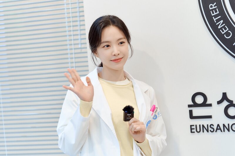 220102 YG Stage Naver Post - Naeun - 'Ghost Doctor' Behind documents 12