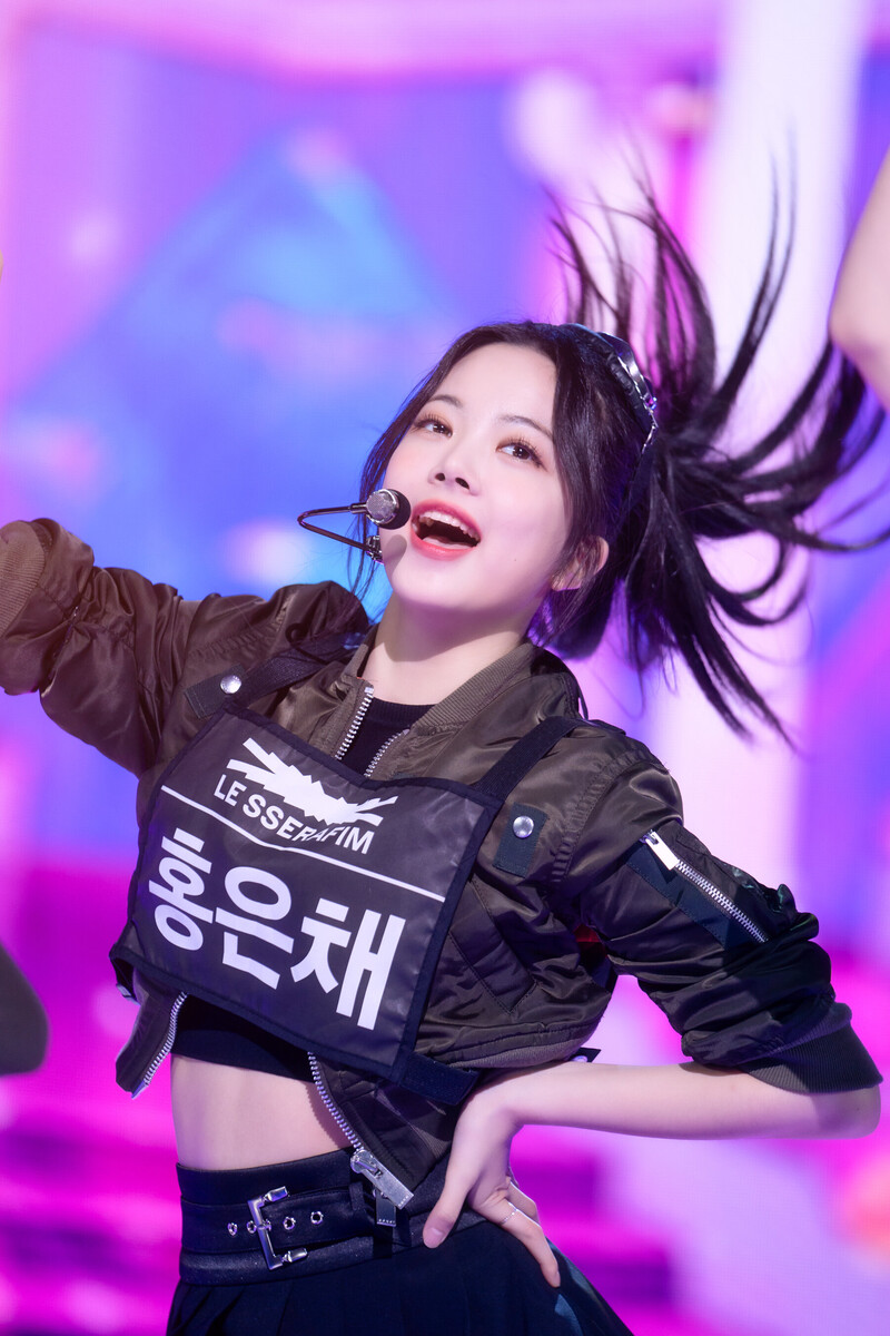 220508 LE SSERAFIM Eunchae - 'Blue Flame' at Inkigayo documents 11