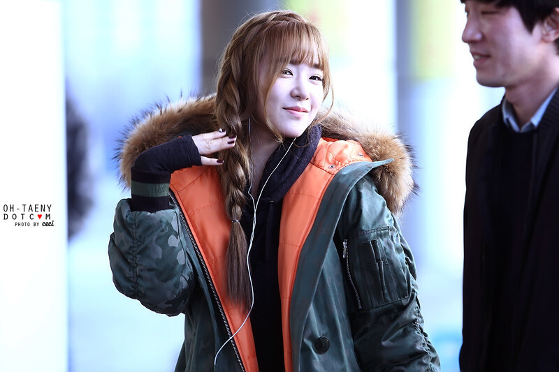 141129 Girls' Generation Tiffany at Gimpo Airport documents 3