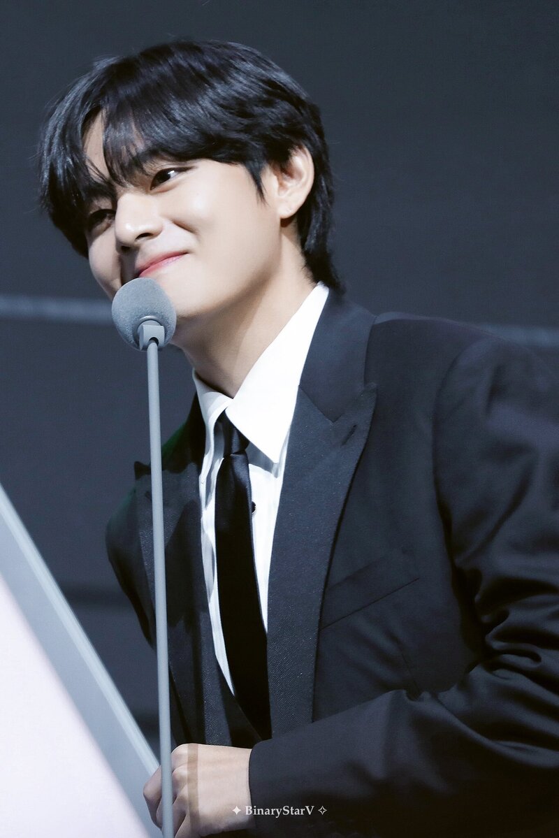 221008 BTS V at The Fact Music Awards 2022 documents 25