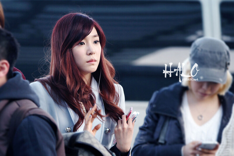 130308 Girls' Generation Tiffany at Incheon Airport documents 4