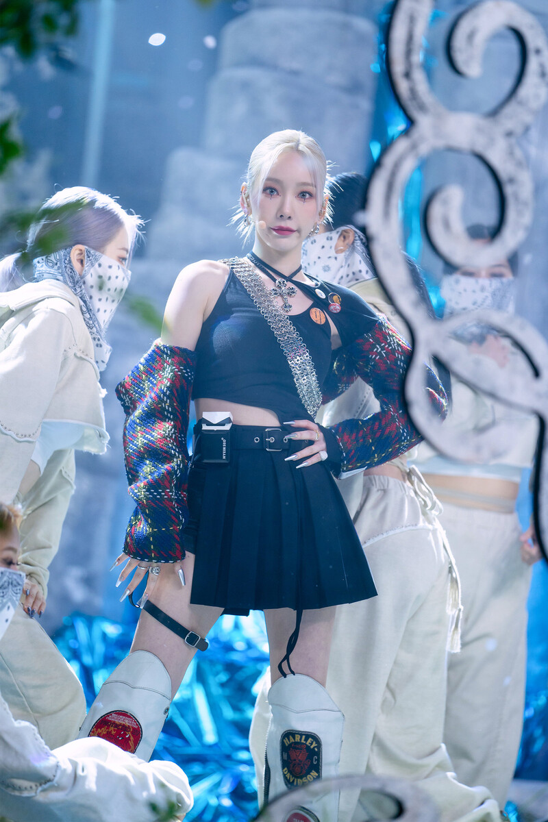 220220 Taeyeon - 'INVU' at Inkigayo documents 15